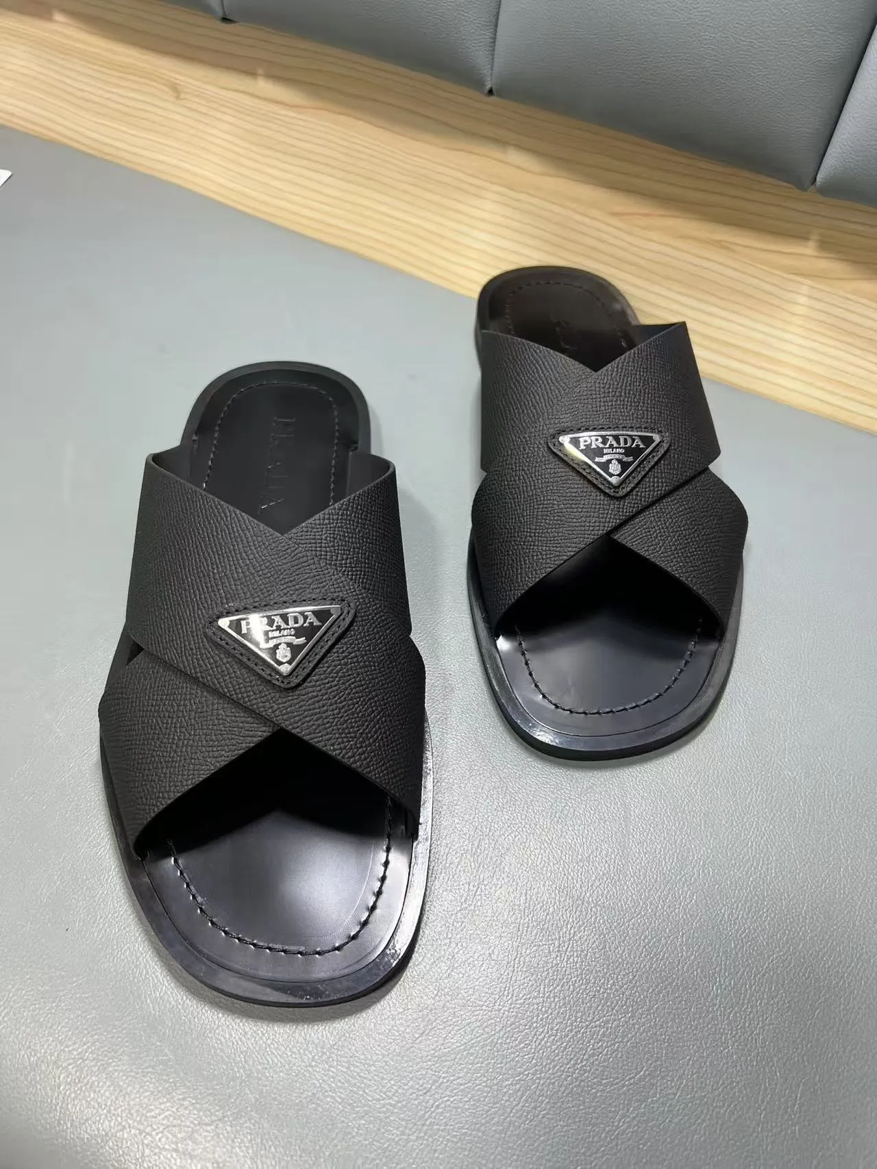 340💰PRADA Prada’s latest slippers are synchronized with the official website. This slipper is made of the brand’s unique and iconic Saffiano leather. The brand logo jumps out from the double straps, and the brand style is clearly visible. Cowhide gives men elegant charm and functional design, making it an ideal choice for vacation and leisure. Size:38-45